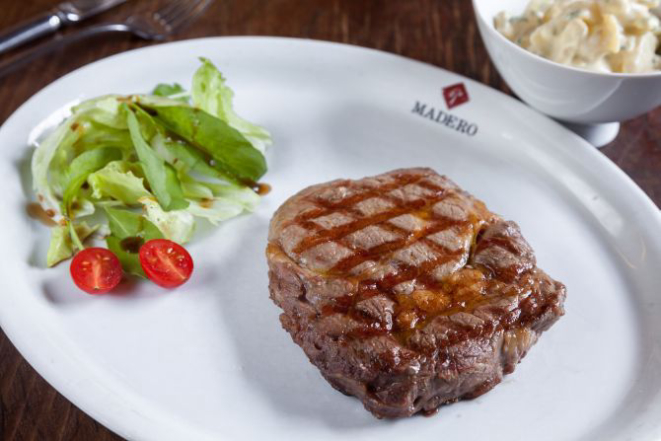 Bife ancho superpremium 400 g, com maionese de batatas. Foto: Fernando Zequinão / Gazeta do Povo