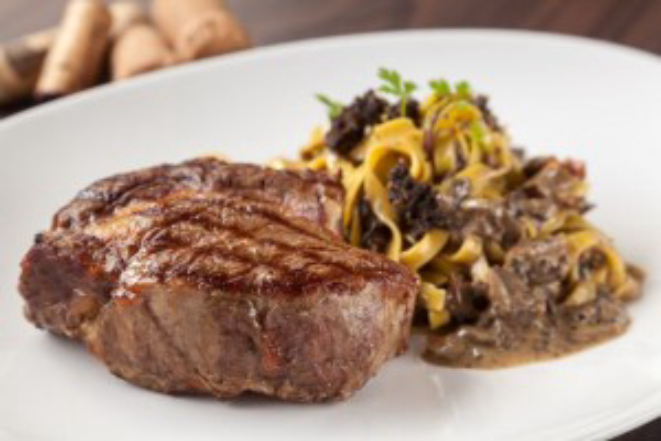 Bife de ancho acompanhado de massa fresca ao molho funghi. Foto: Fernando Zequinão/Gazeta do Povo