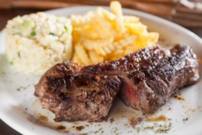 Bife de chorizo (280 g), risoto de brócolis e batatas fritas. Foto: Fernando Zequinão/Gazeta do Povo