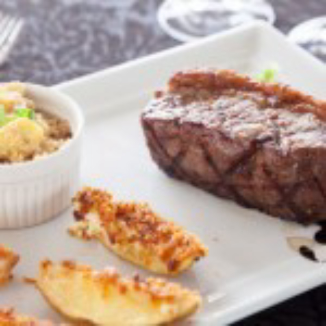 Bife de chorizo, farofa de Morretes e papas Motevideo. Foto: Fernando Zequinão / Gazeta do Povo