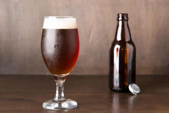 O cervejeiro caseiro Everton Delfino fabricou para a reportagem uma English Brown Ale. Foto: Fred Kendi/Gazeta do Povo.