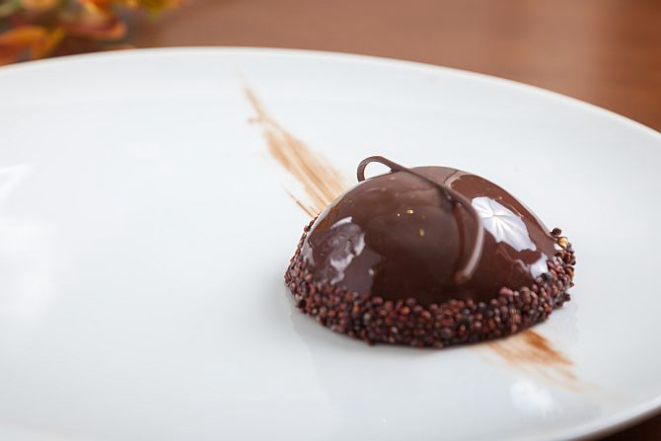 Mousse de chocolate 70%, geleia de pitanga, biscuit de castanhas e pipoca de quinoa. Foto: Fernando Zequinão/Gazeta do Povo