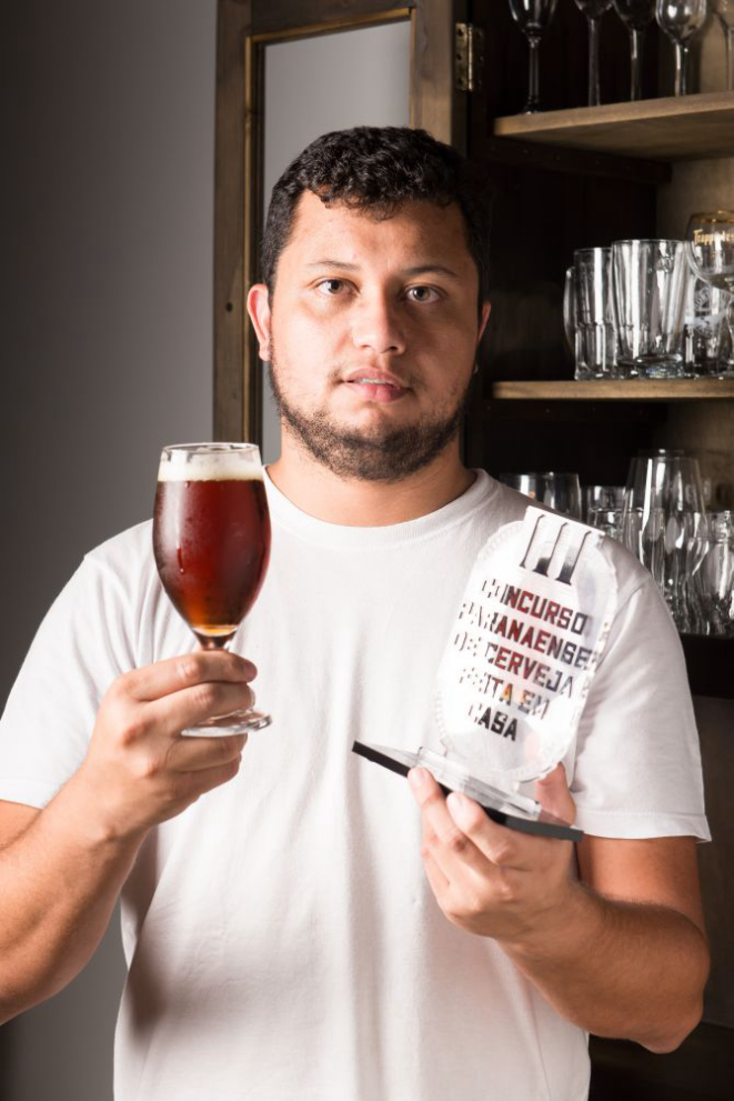 O economista Everton Delfino colecionou diversos prêmios nos concursos para cervejeiros caseiros. Foto: Fred Kendi/Gazeta do Povo.