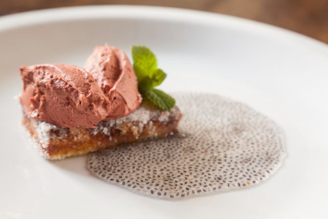 Rabanada com mousse de chocolate e amarena. Foto: Fernando Zequinão / Gazeta do Povo.