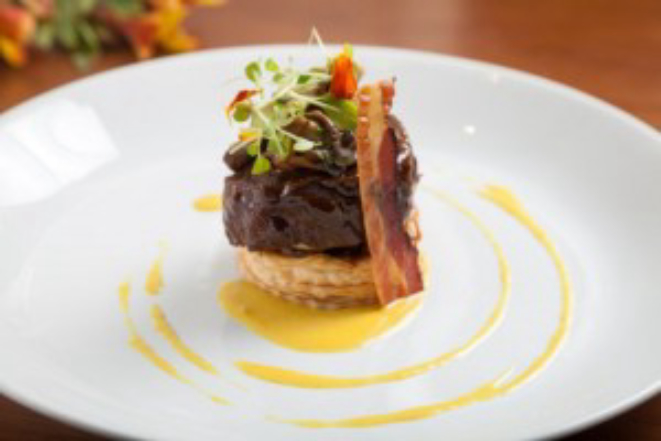 Filé mignon grelhado, vol-au-vent, cogumelhos salteados e molho mostarda. Foto: Fernando Zequinão/Gazeta do Povo