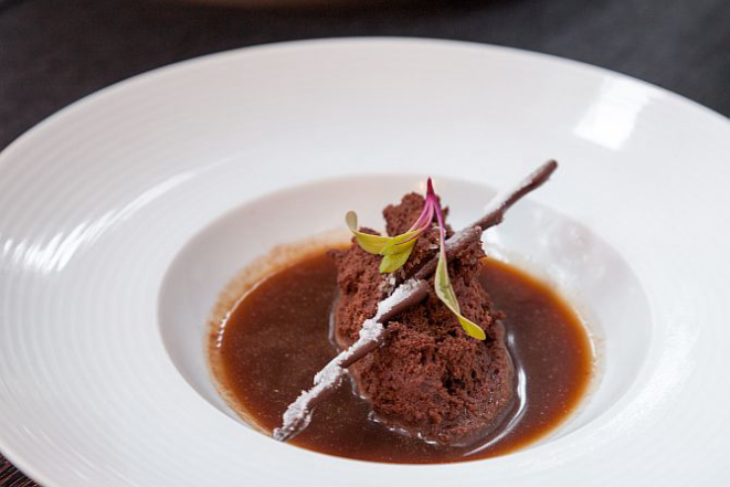 Mousse de chocolate com calda de cappuccino. Foto: Fernando Zequinão/Gazeta do Povo