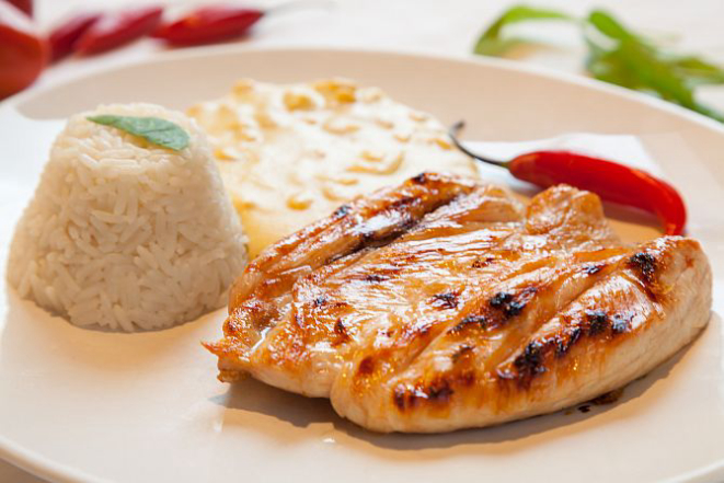 Frango, arroz branco, creme de milho. Foto: Fernando Zequinão/Gazeta do Povo