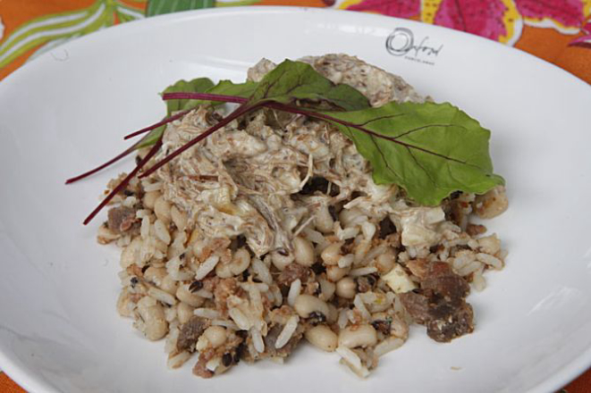 Wanderson Medeiros, chef e proprietário do restaurante Picuí, em Maceió, serve baião de dois com carne de sol na nata. Foto: Aniele Nascimento/Gazeta do Povo.