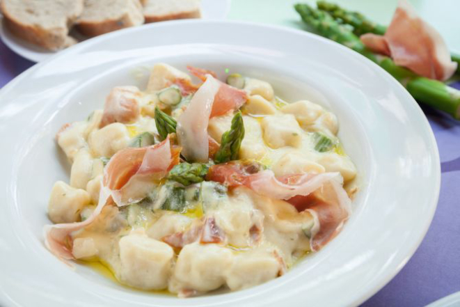 Gnocchi merano (nhoque artesanal com molho branco, presunto parma, brie e aspargos chilenos). Foto: Fernando Zequinão / Gazeta do Povo.