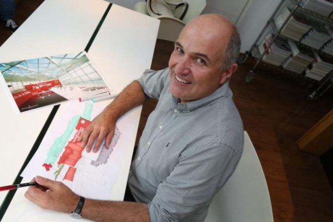 Jayme Bernardo: "Fiz um espaço para ver e ser visto. A obra é muito contemporânea e mescla materiais diferentes e cores marcantes." Foto: Ivonaldo Alexandre/ Gazeta do Povo