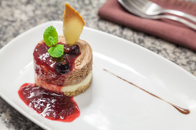 Mousse de avelã com calda de frutas vermelhas.Foto: Fernando Zequinão/Gazeta do Povo