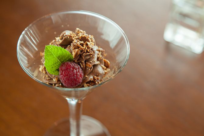 Mousse de chocolate ao leite com praliné de avelã. Foto: Fernando Zequinão/Gazeta do Povo