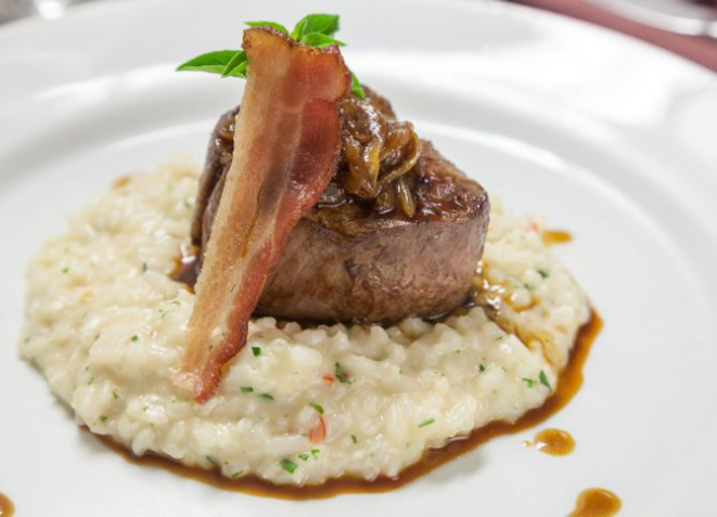 Medalhão de mignon com cebola caramelada e bacon crocante, risoto picante. Foto: Fernando Zequinão/Gazeta do Povo