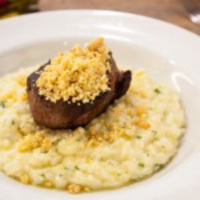 Medalhão de mignon com duo de parmesão, risoto e farofa crocante. Foto: Fernando Zequinão/Gazeta do Povo