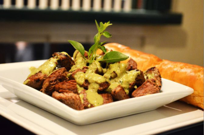 Iscas de mignon com molho pesto. Foto: Divulgação.