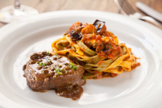 Mignon ao molho poivre acompanhado de paglia e fieno caseiro ao molho branco. Foto: Fernando Zequinão/Gazeta do Povo