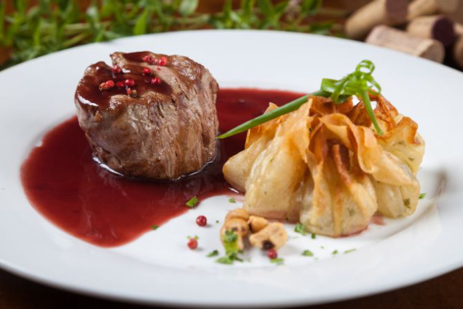 Mignon ao molho rôti com trouxinhas de gorgonzola. Foto: Fernando Zequinão/Gazeta do Povo