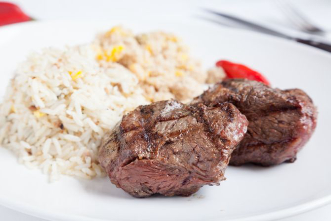 Mignon, arroz branco, farofa de ovo. Foto: Fernando Zequinão/Gazeta do Povo