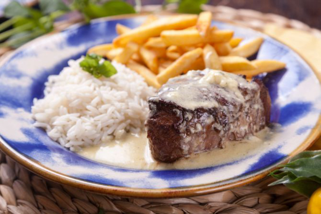 Mignon au poivre vert, mostarda ou gorgonzola, com arroz branco e batata palha. Foto: Fernando Zequinão/Gazeta do Povo