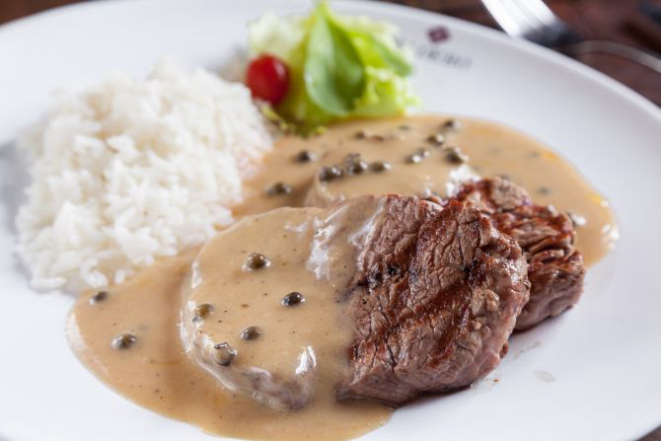 Mignon com molho de pimentas verdes. Foto: Fernando Zequinão/Gazeta do Povo