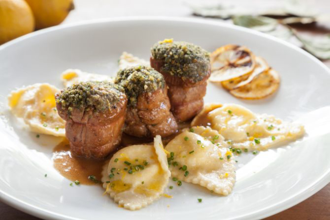 Mignon de leitão em crosta de sálvia com ravióli de limão siciliano. Foto: Fernando Zequinão/Gazeta do Povo