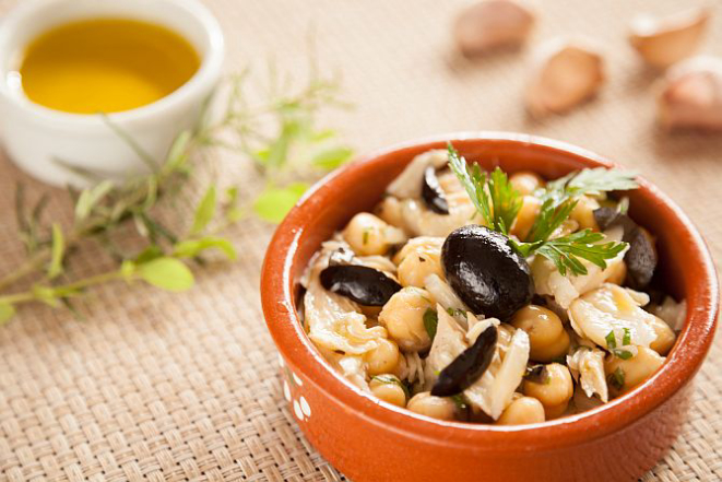 Minissalada de bacalhau com grão-de-bico. Foto: Fernando Zequinão/Gazeta do Povo