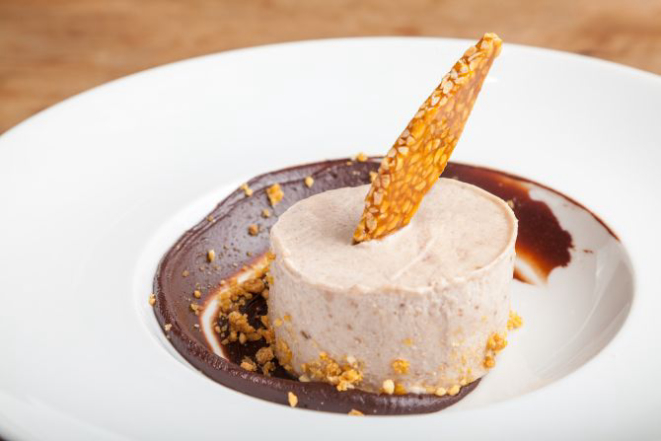 Mousse de banana com ganache de chocolate 70% e flor de sal. Foto: Fernando Zequinão/Gazeta do Povo