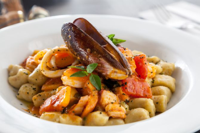 Nhoque de banana-da-terra com frutos do mar. Foto: Fernando Zequinão/Gazeta do Povo