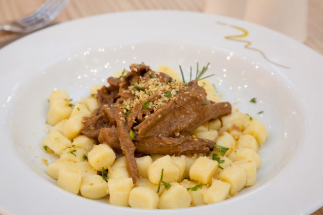 Nhoque de batata com ragu de vitela e farofa crocante de ervas. Foto: Fernando Zequinão/Gazeta do Povo