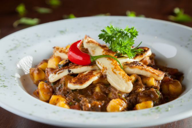 Nhoque de mandioquinha ao ragu de ossobuco e queijo coalho grelhado. Foto: Fernando Zequinão/Gazeta do Povo