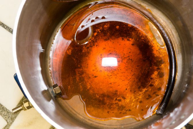 A filtragem de 20 litros de mosto demora cerca de 15 a 20 minutos. Preste atenção que bolhas de ar não se formem na mangueira. Foto: fred kendi/Gazeta do Povo.