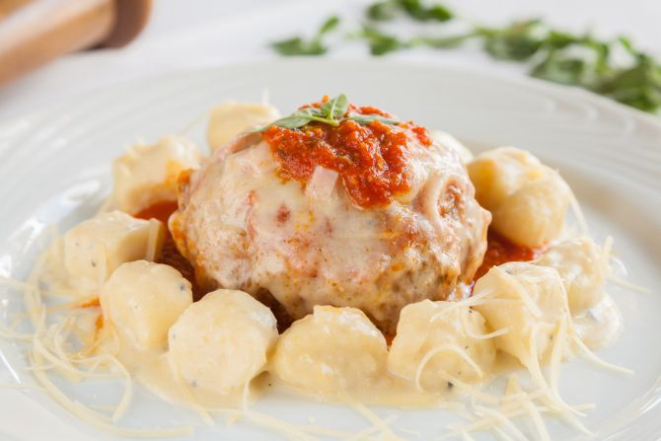 Polpettone recheado com muçarela, nhoque ao molho de queijos. Foto: Fernando Zequinão/Gazeta do Povo