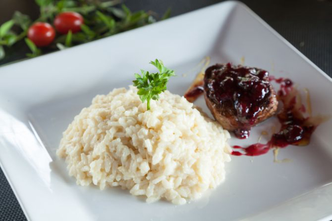 Risoto de parmesão e vinho branco com medalhão de mignon regado a calda de frutas vermelhas e mel. Foto: Fernando Zequinão/Gazeta do Povo