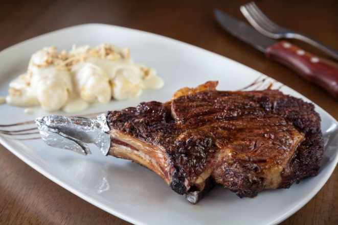 Nhocão de batata salsa recheada com banana-da-terra ao molho de presunto parma, com prime rib Angus. Foto: Fernando Zequinão/Gazeta do Povo