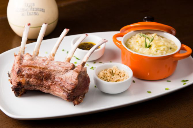 Risoto de pistache e hortelã, com T-bone de cordeiro do Canan. Foto: Fred Kendi/Gazeta do Povo