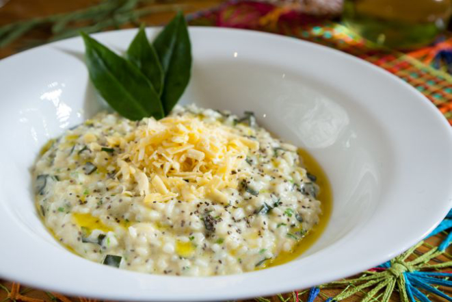 Risoto de vinho branco, três queijos Colônia Witmarsum (emmental, frescal e parmesão), cebola tostada e ervas. Foto: Fernando Zequinão/Gazeta do Povo