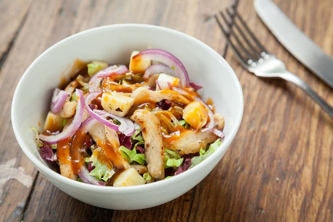 Salada de frango com molho barbecue. Foto: Fernando Zequinão/Gazeta do Povo