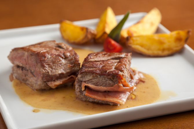Saltimbocca alla romana com patate (escalopes de mignon envoltos em presunto parma e sálvia). Foto: Fernando Zequinão/Gazeta do Povo
