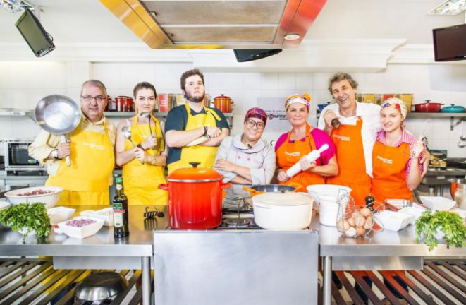 No centro, a chef Eva dos Santos com Fernando, Mariana e Gustavo, da família Gonzalez e Maria Bernadete, Luís e Fernanda da família Menuci. Foto: Letícia Akemi/Gazeta do Povo