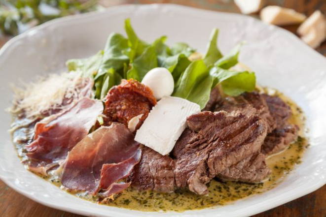 Talharim ao pesto com presunto pata negra e com escalope de mignon de angus. Foto: Fernando Zequinão/Gazeta do Povo