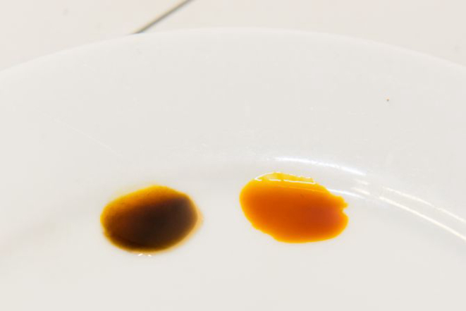 Nesse caso, o iodo reagiu e mudou de cor: significa que a conversão dos açúcares não foi completa e é preciso cozinhar o malte por mais tempo. Foto: Fred Kendi/Gazeta do Povo.