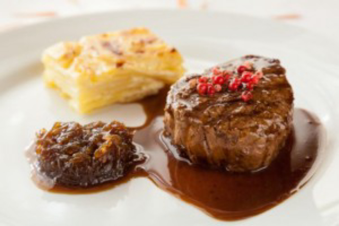 Tournedo au poivre (mignon com molho pimenta, confit de cebola e gratin de batatas). Foto: Fernando Zequinão/Gazeta do Povo