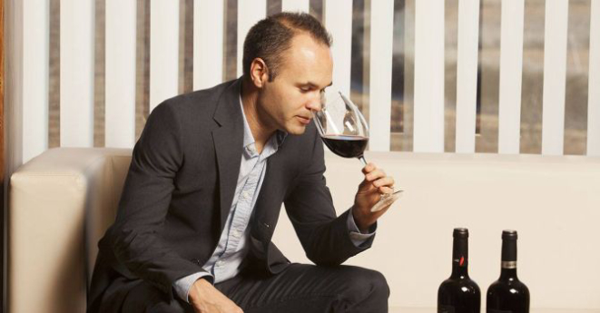 Com o dinheiro do futebol, o jogador Andrés Iniesta ajudou o pai a construir a vinícola de família. Foto: reprodução Facebook.