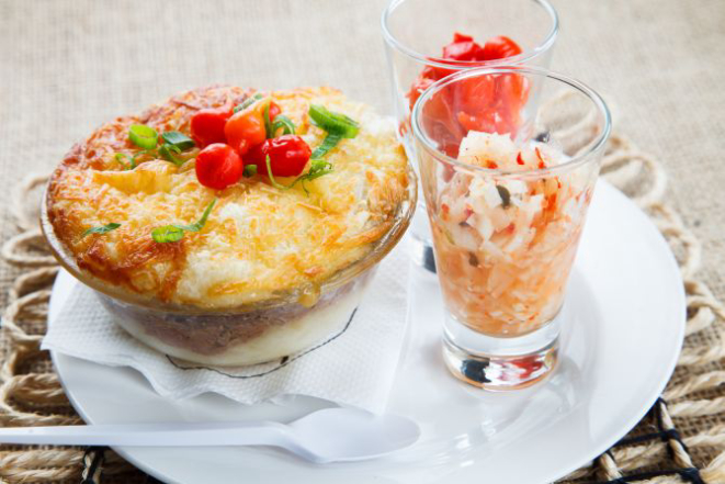 O Armazém Santa Ana serve escondidinho de barreado recheado, acompanhado de banana. Foto: Divulgação.