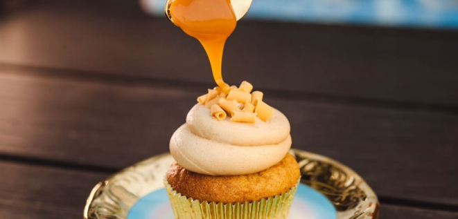Cupcake chamado caramel mud cheesecake, com massa de caramelo, recheio de caramelo injetado e cobertura de creme de cheesecake de caramelo e raspas de caramelo belga (R$ 4,20). Foto: Diego Castelo / Divulgação.