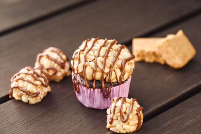 Crazy paçoca, com massa de chocolate, recheio de brigadeiro de paçoca, cobertura de caramelo artesanal, amendoim tostado, coberto com chocolate (R$ 4,20). Foto: Diego Castelo / Divulgação.
