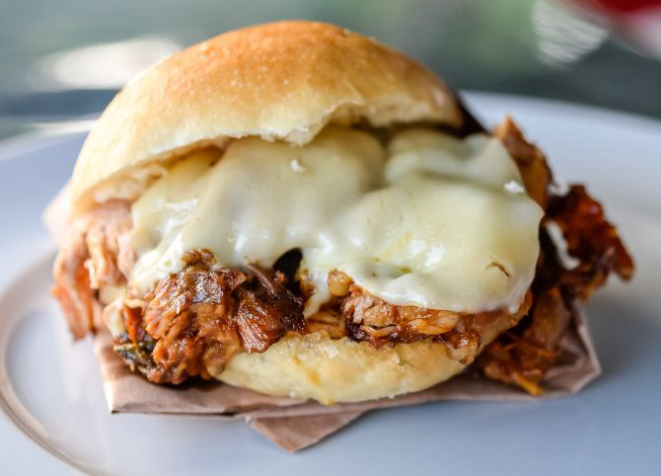 Hambúrguer de angus no pão francês com cebola roxa, alface, provolone e maionese artesanal de manjericão. Prepato do chef Dudu Sperandio. Foto: Priscilla Fiedler / Divulgação.