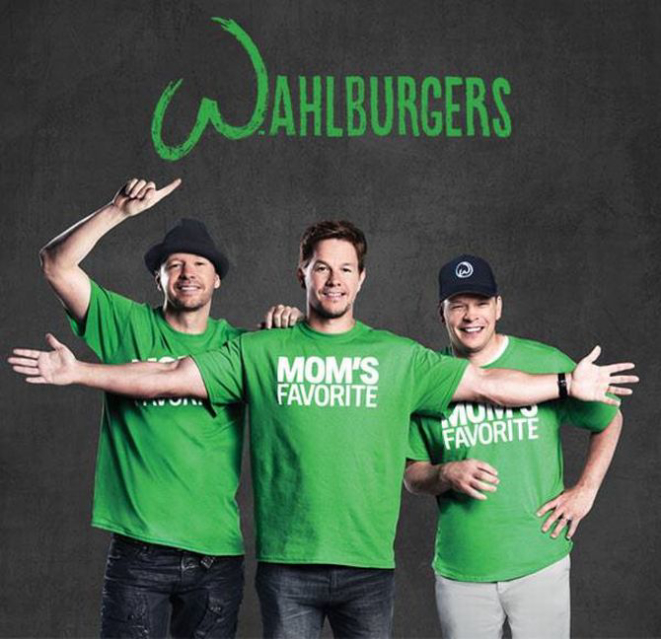 O ator americano Mark Wahlberg entre os irmão Donnie e Paul. Reprodução: Facebook.