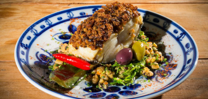 Lombo de bacalhau com crosta de broa de milho. Foto: Divulgação.