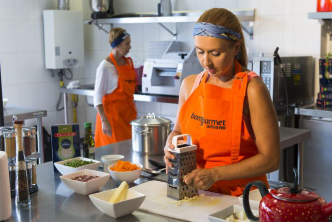 A família Massignan preparou o risoto de carne seca e abóbora. Foto: Fred Kendi / Gazeta do Povo.